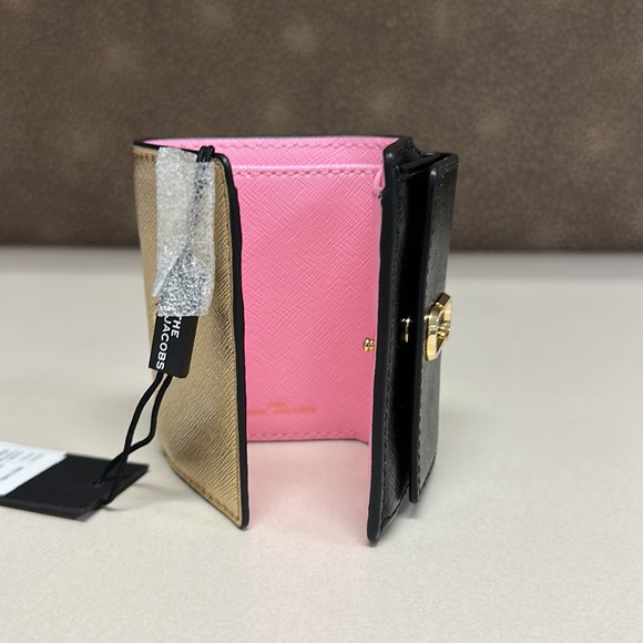 🔥🔥🔥NEW Marc Jacobs The J Mini Trifold Snapshot Black Gold Pink Leather Wallet - Picture 6 of 9